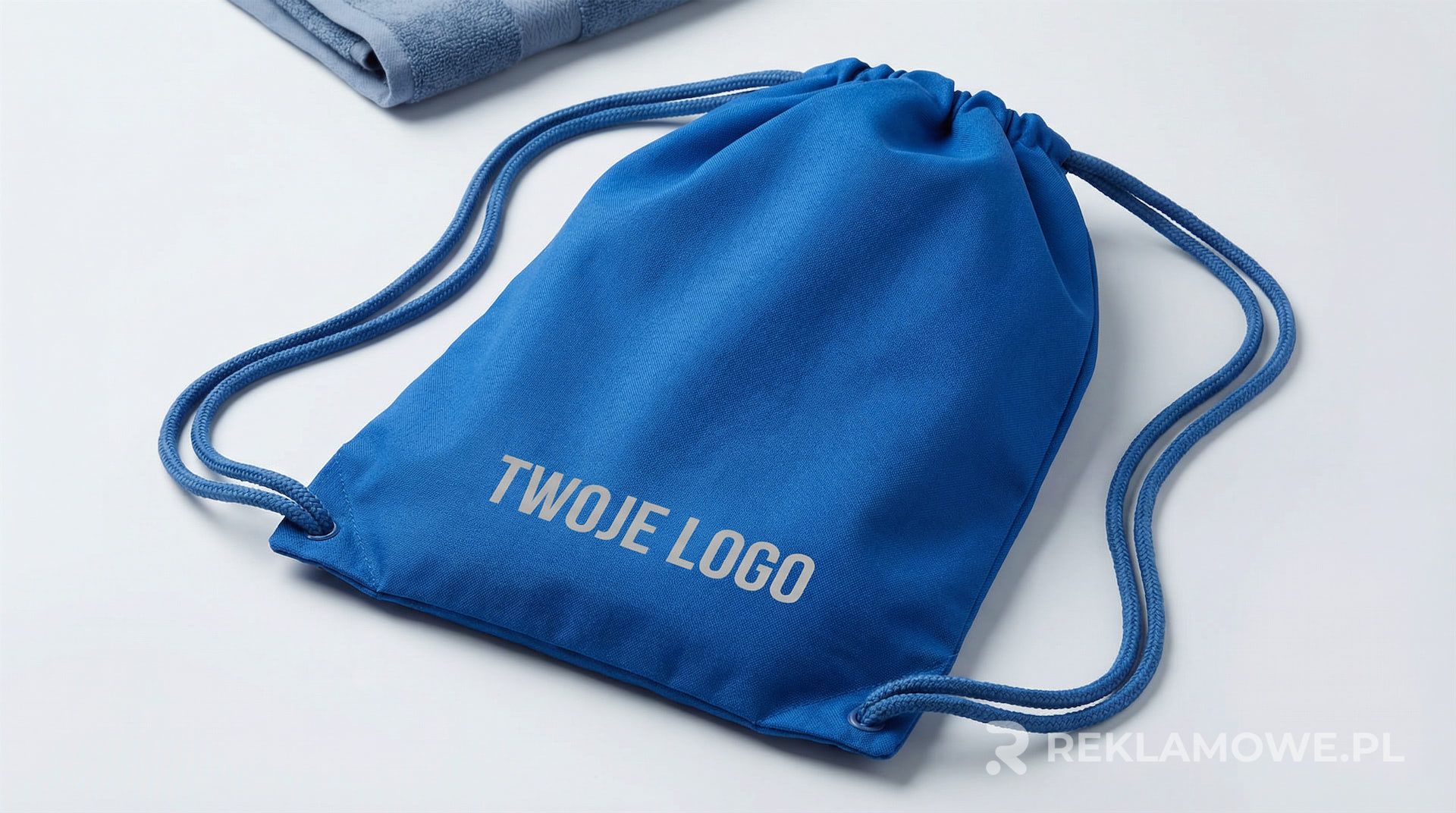 Różnorodne plecaki reklamowe na tle miasta